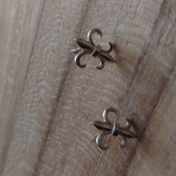14k Fleur de lis Studs - Picture 5 of 9